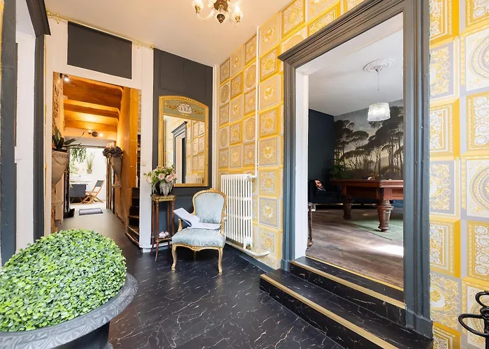 LA SUITE de NOTRE DAME au pied du CHATEAU FORT